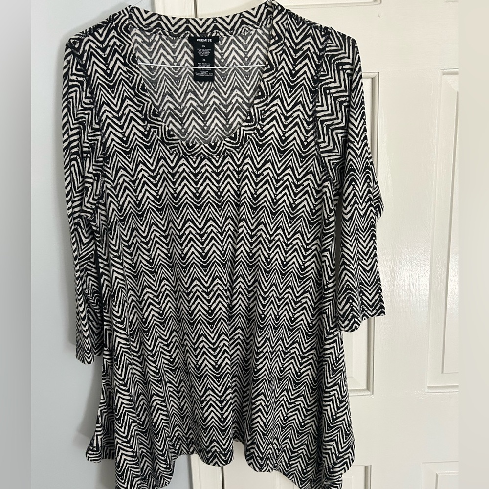 Super cute black & ivory tunic
